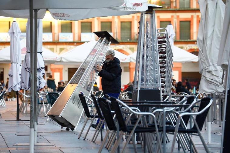 Un hostelero salmantino monta su terraza.