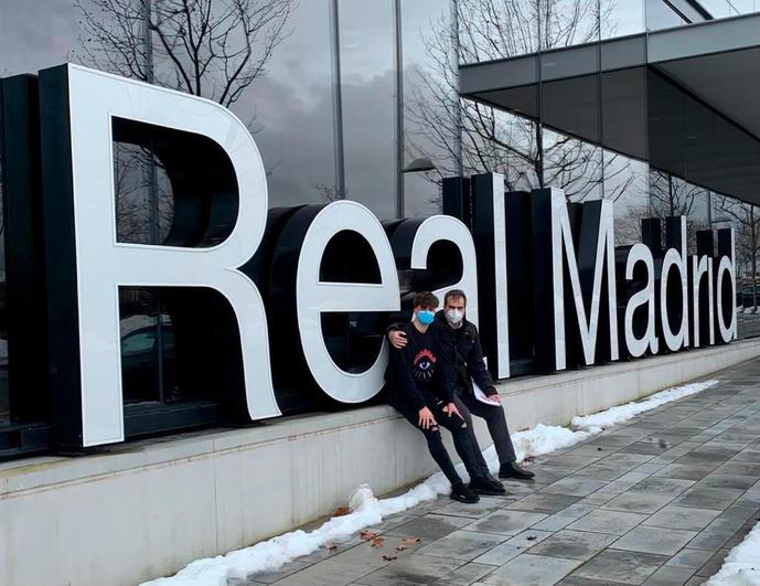 Bruno Iglesias, junto a su padre, en Valdebebas.