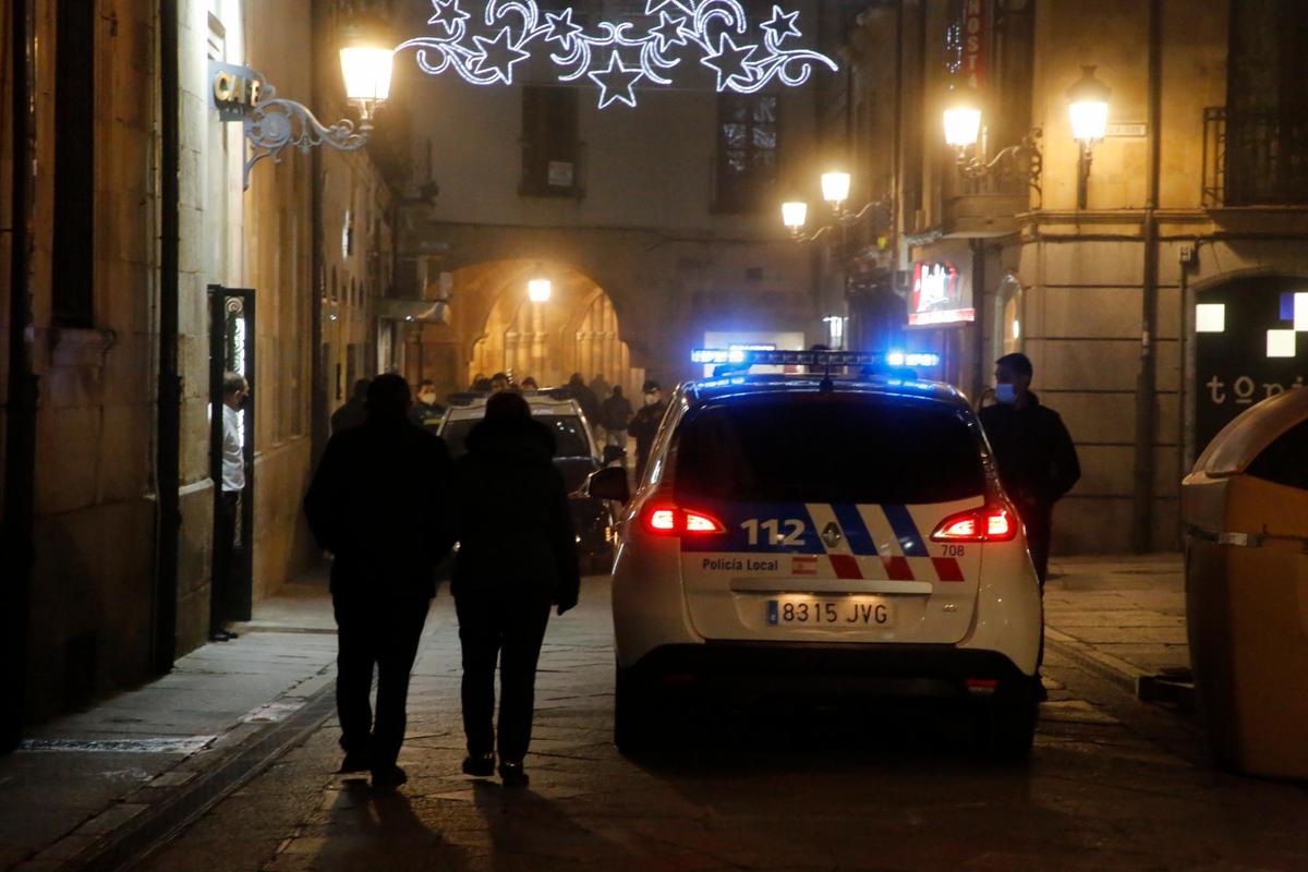 Una patrulla de la Policía Local en el centro de Salamanca.