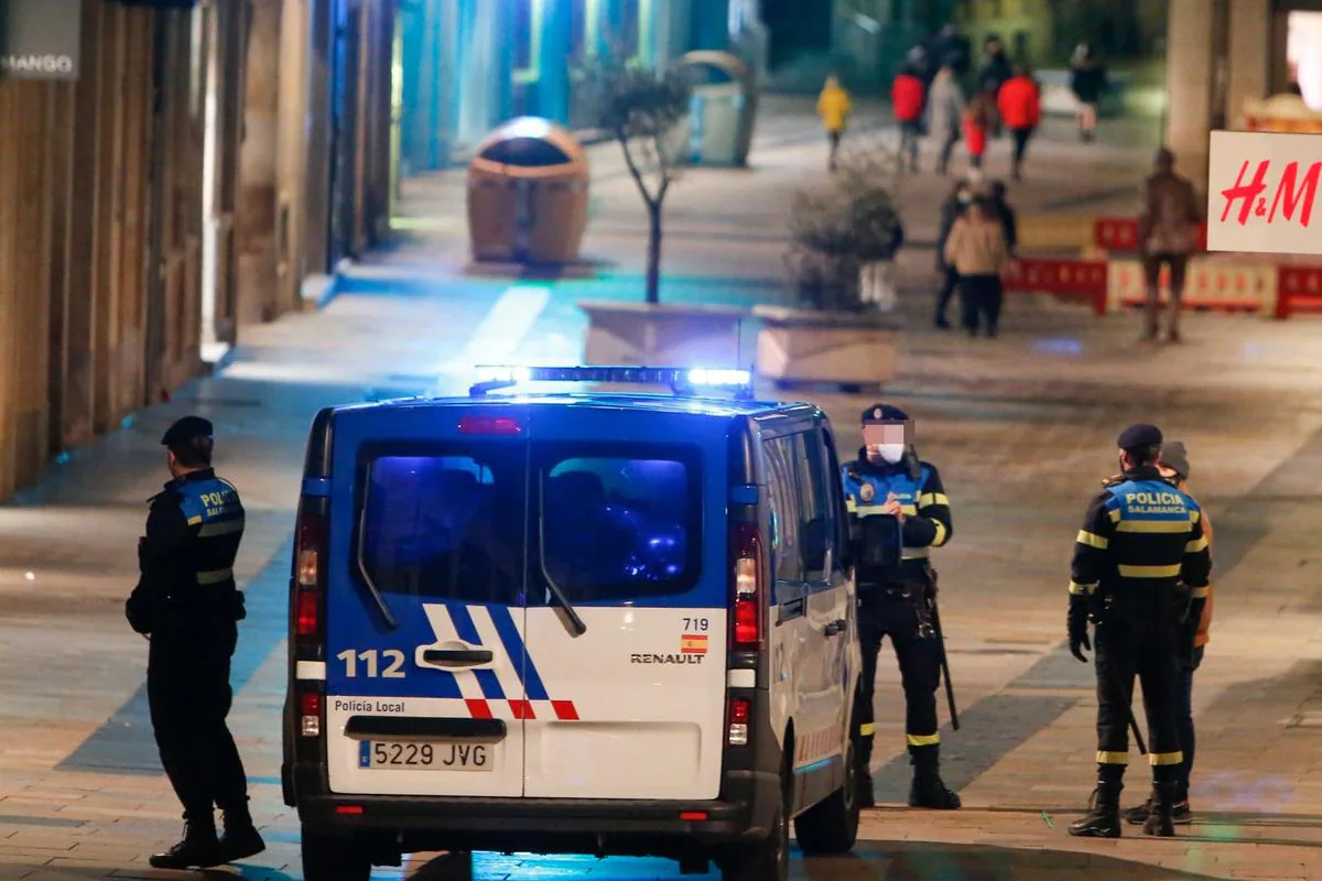 Labores de vigilancia de la Policía Local en el centro de Salamanca.