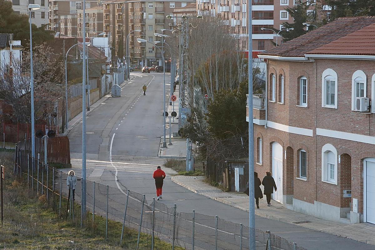 Calle Calzada de Medina, por donde pasará el nuevo carril bici.