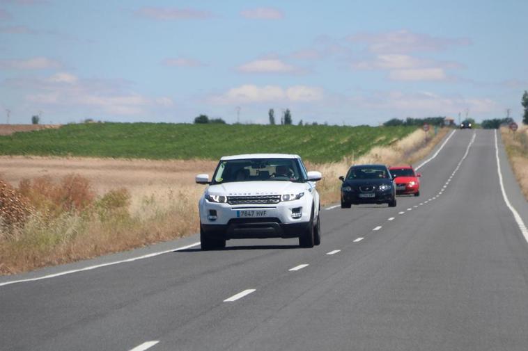 Vehículos circulando en la carretera de Peñaranda a Macotera.