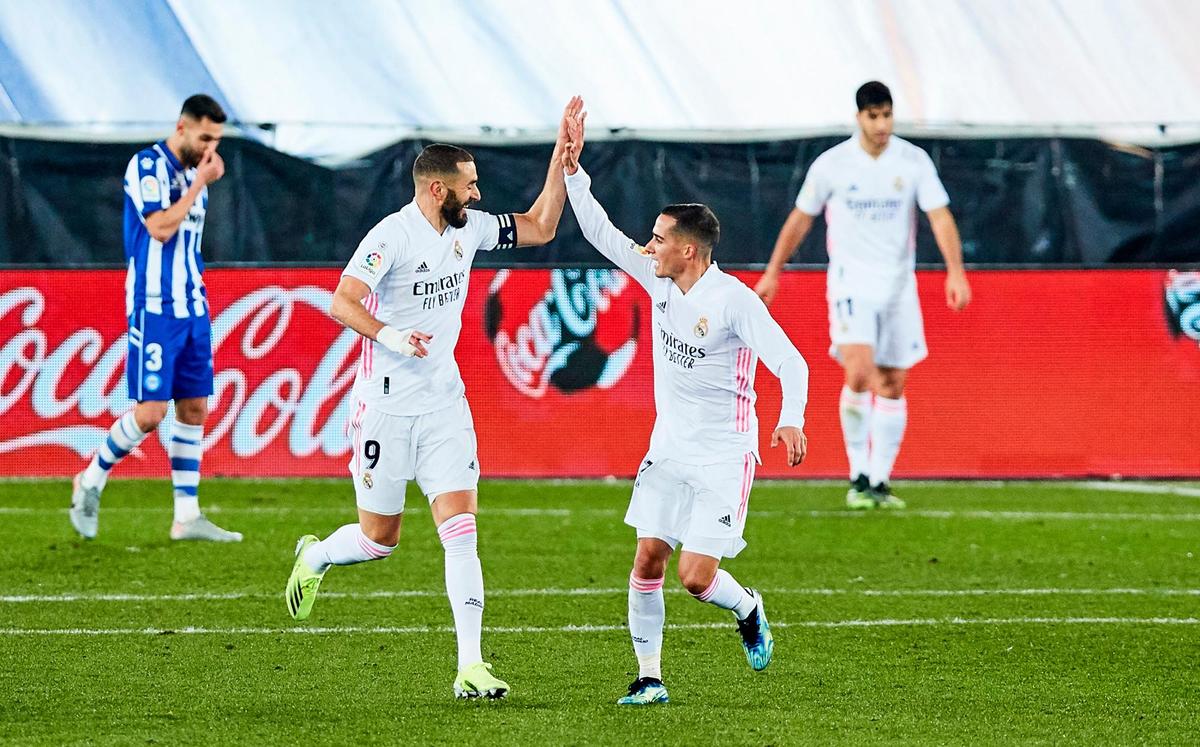 Benzema y Lucas Vázquez celebran uno de los tantos del francés.