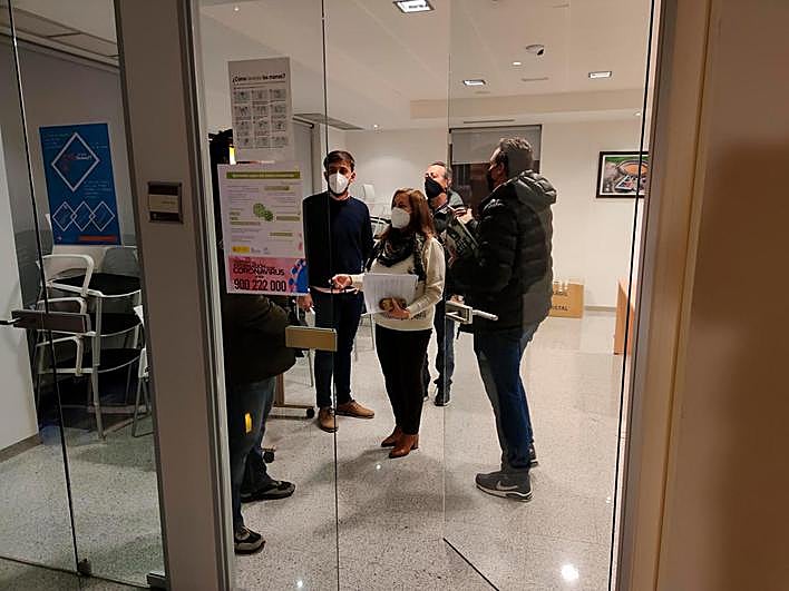 Un momento de la reunión de la alcaldesa, Carmen Ávila, con los hosteleros de Ricardo Soriano.