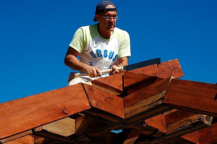El carpintero abulense Ángel María Martín López, en la construcción de una de sus armaduras.