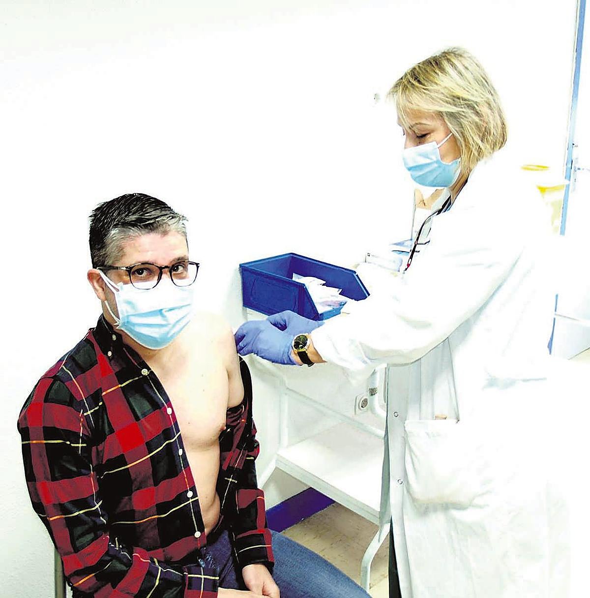 Personal sanitario del Hospital de Salamanca, durante el primer día de vacunación, hace dos semanas