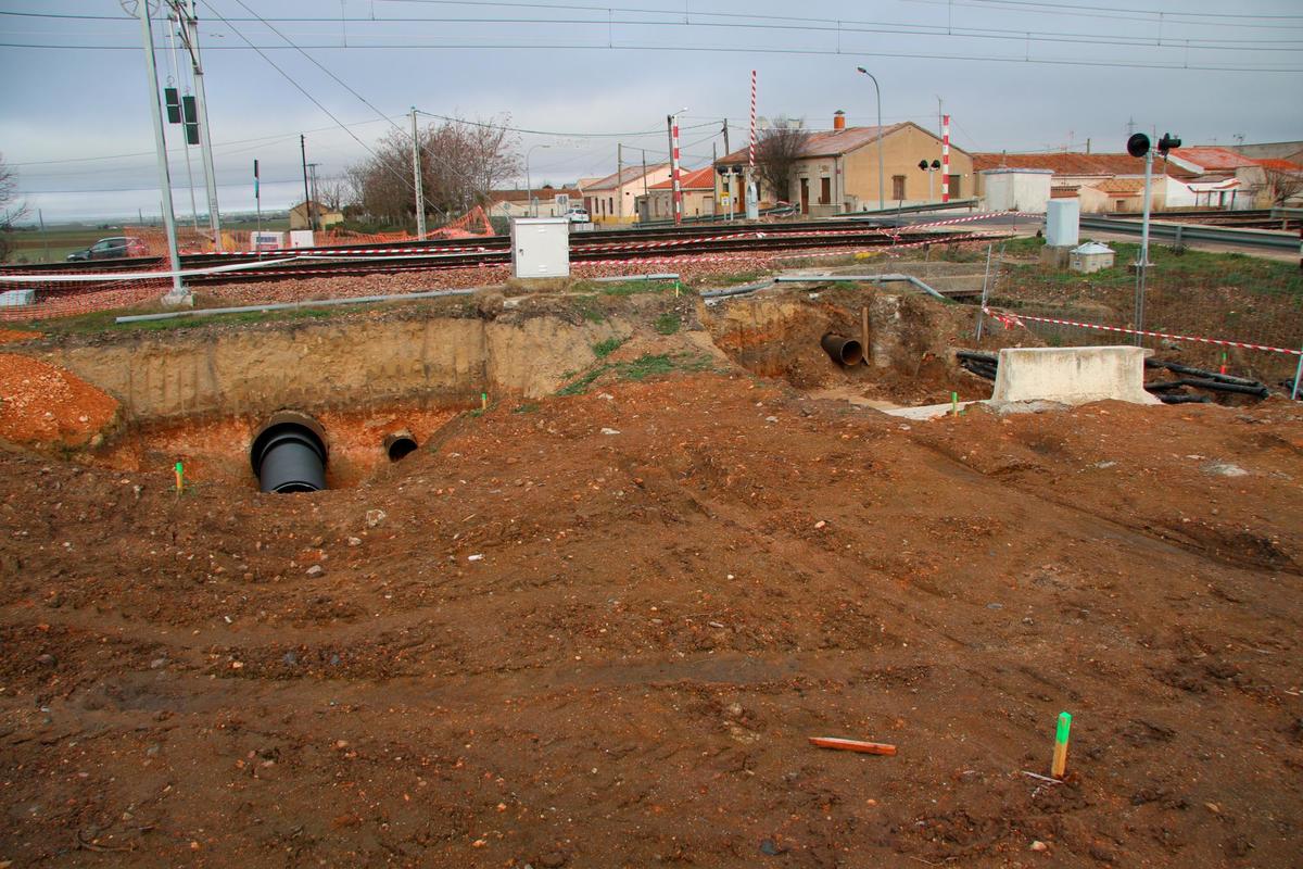 Estado de las obras del paso a nivel existente dentro del casco urbano de Gomecello.