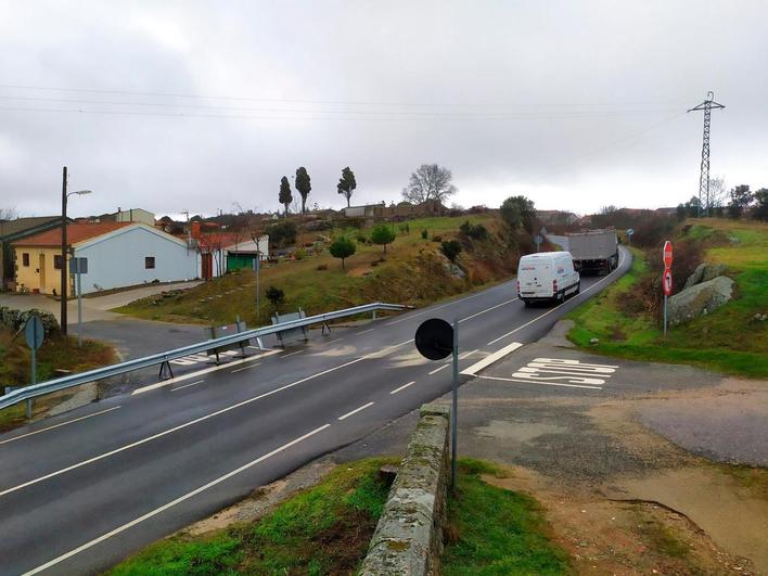 Imagen de la variante, con la calle cortada y la zona a desmontar a la derecha de la carretera.