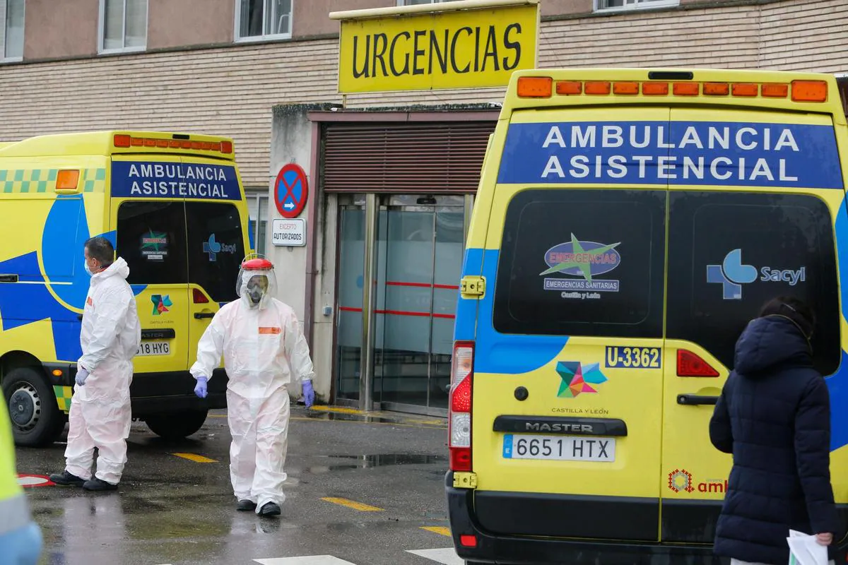 Ambulancias a la entrada del Hospital de Salamanca.