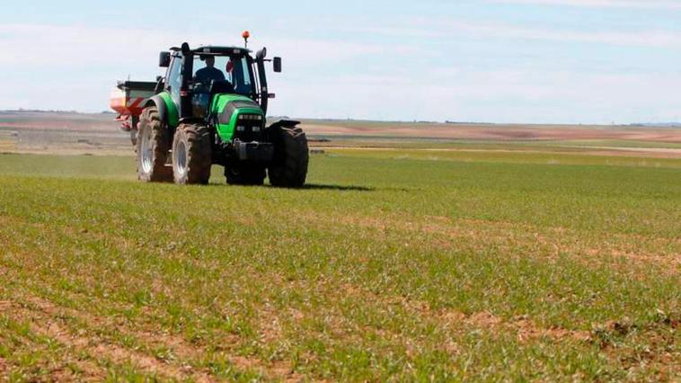 Un tractor en plena labor agrícola en Salamanca