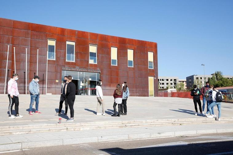 Alumnos en la puerta de la Facultad de Comunicación de la UPSA.