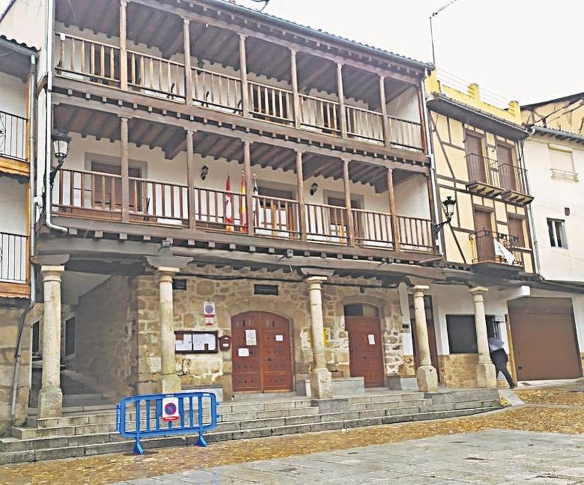 Fachada del Ayuntamiento de San Esteban en plena Plaza Mayor.