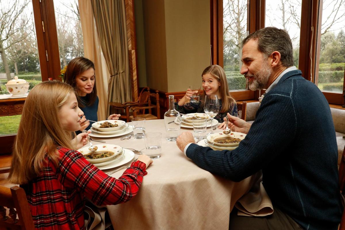 La familia Real en un desayuno.