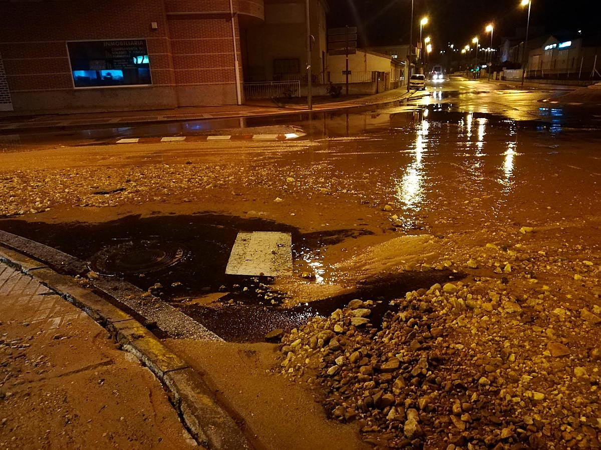 Un reventón en una tubería del polígono El Montalvo de Carbajosa.