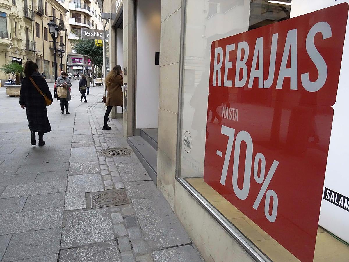 Escaparate de rebajas en un establecimiento del centro.