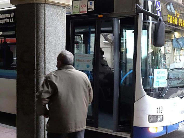Un usuario se dispone a subir a un bus urbano en la capital
