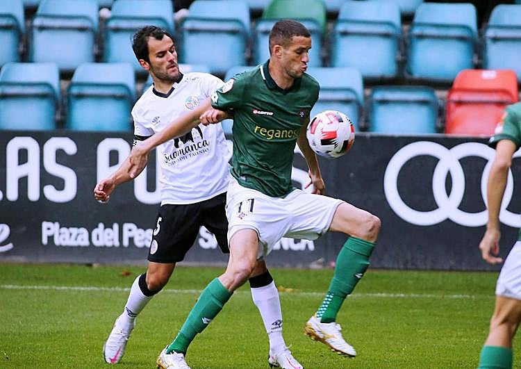 Elsinho en su visita al Helmántico con el Racing de Ferrol.