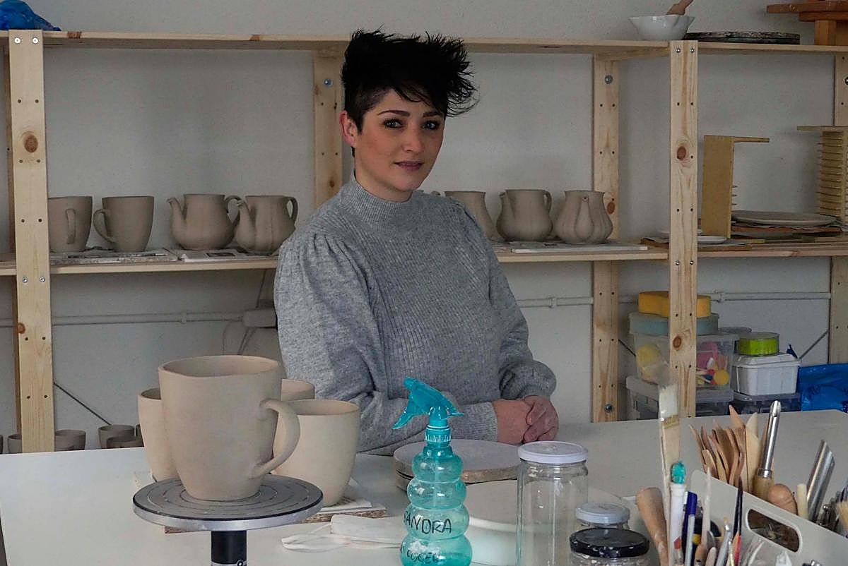 Sandra Martín López en su estudio con algunas de sus piezas de cerámica.