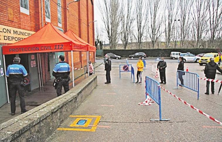 La cola ordenada en el acceso al pabellón de deportes de Alba.