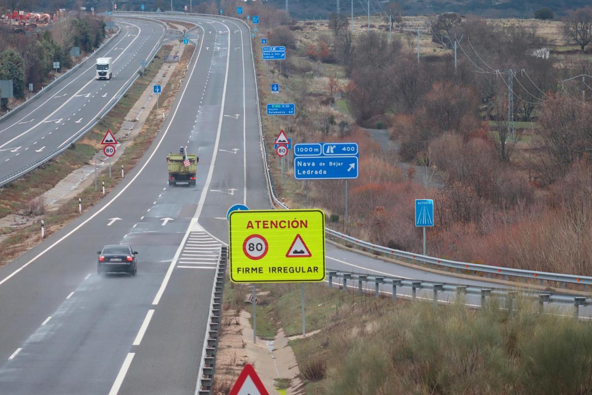 Imagen de la señalización con la reducción de velocidad en la Autovía de la Plata a la altura de Sorihuela.