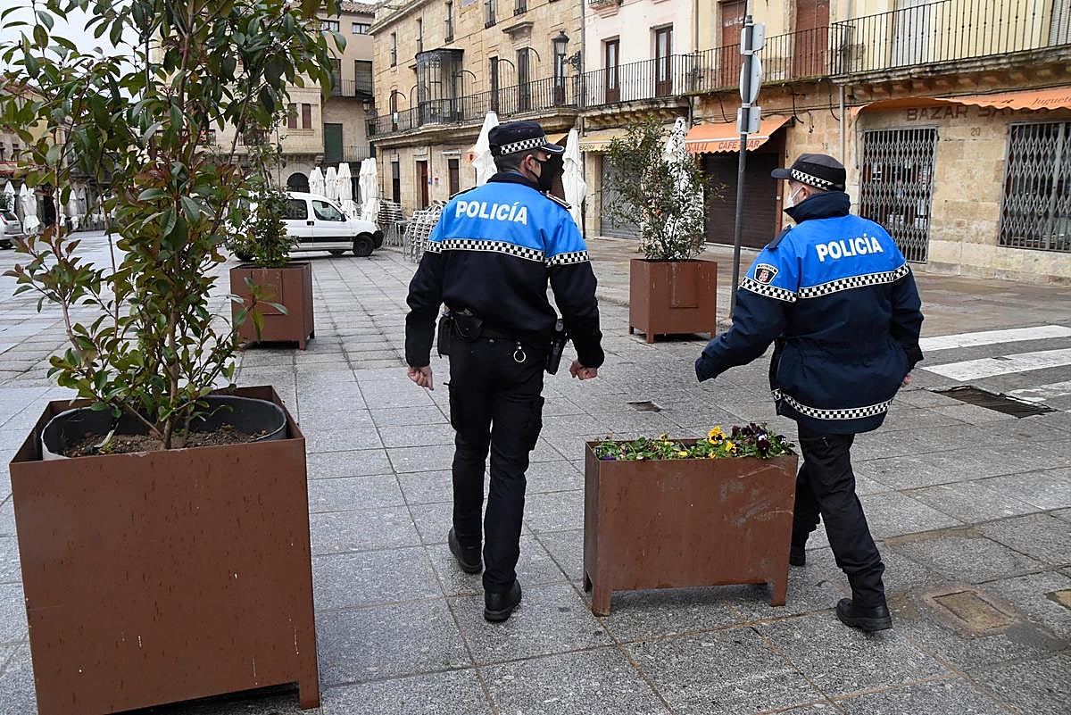 Dos agentes de la Policía Local de Ciudad Rodrigo en la Plaza Mayor mirobrigense