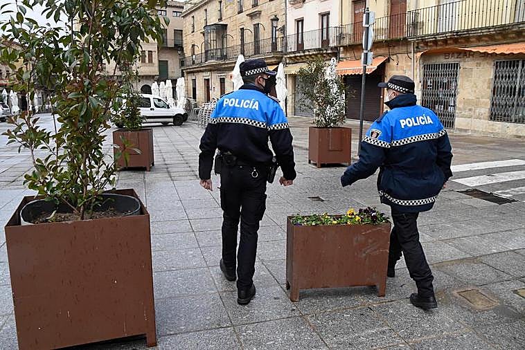 Dos agentes de la Policía Local de Ciudad Rodrigo en la Plaza Mayor mirobrigense