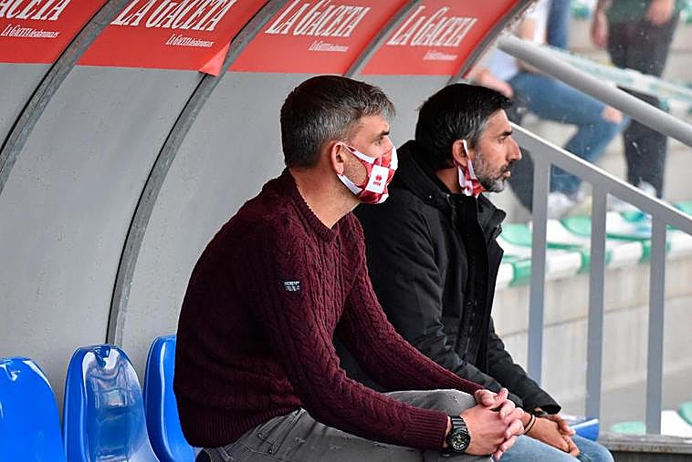 Los hermanos Montes en el banquillo del Guijuelo.