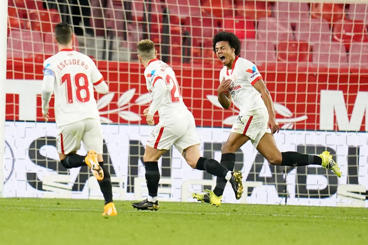 Kounde celebra el tanto del Sevilla en la ida de la Copa.