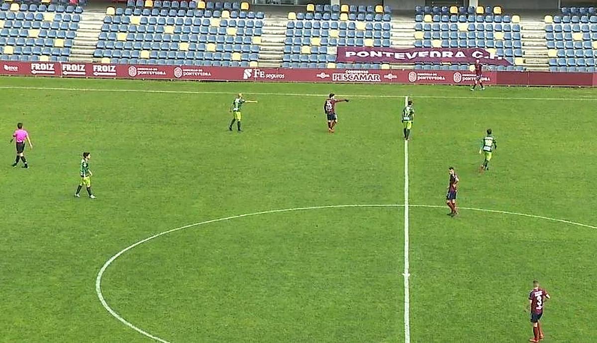 Un instante del choque entre el Pontevedra y el Guijuelo.