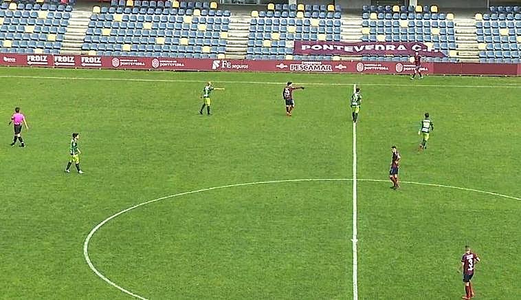 Un instante del choque entre el Pontevedra y el Guijuelo.