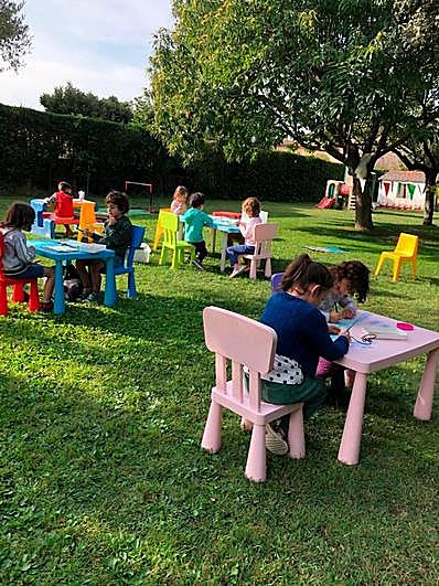 Los niños aprenden en el amplio jardín de la Escuela Infantil Los Rosales