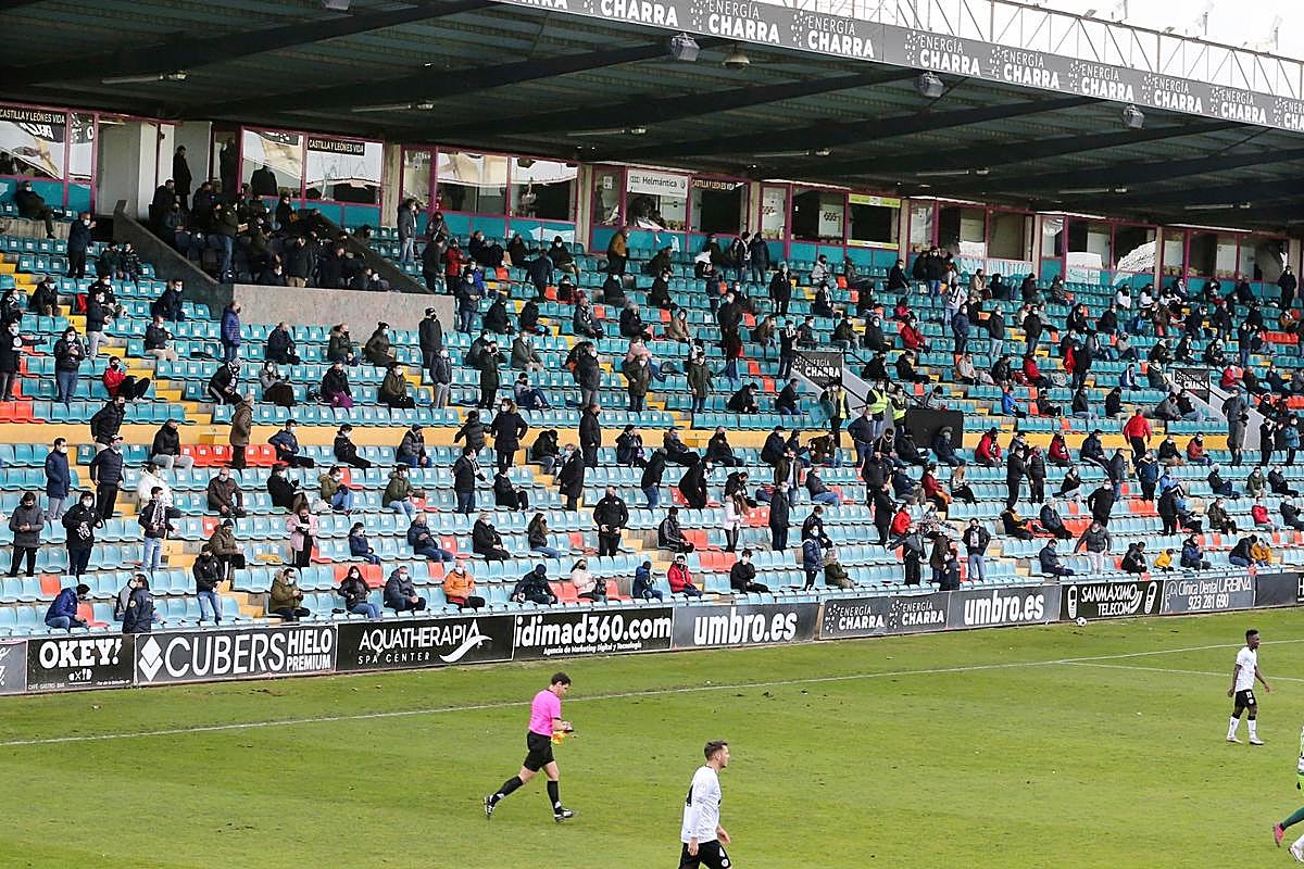 Tribuna del estadio Helmántico guardando la distancia social.