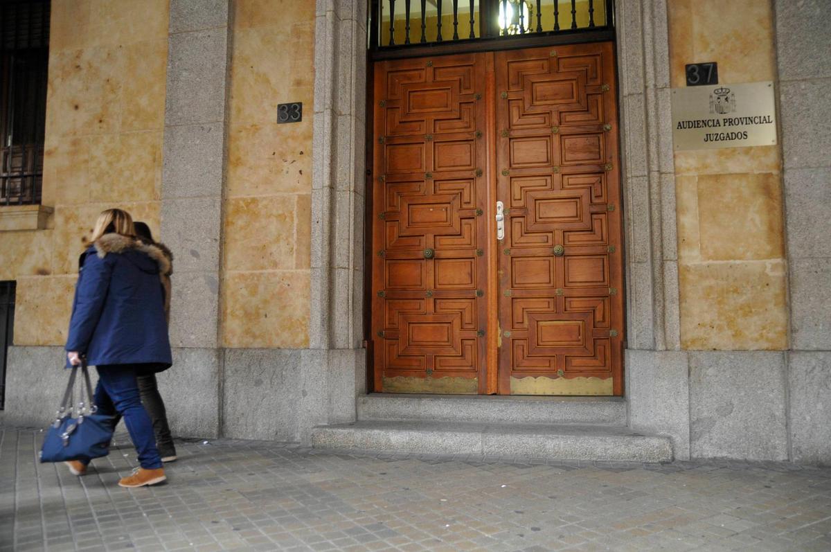 Puerta de la Audiencia Provincial de Salamanca.