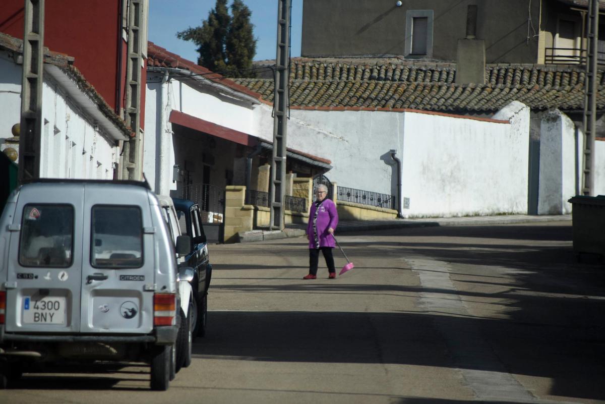 Una vecina de Ituero de Azaba a escasos metros de la puerta de su domicilio.