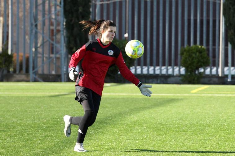 Laura Benito realizando un saque en largo en un choque en el Del Bosque.