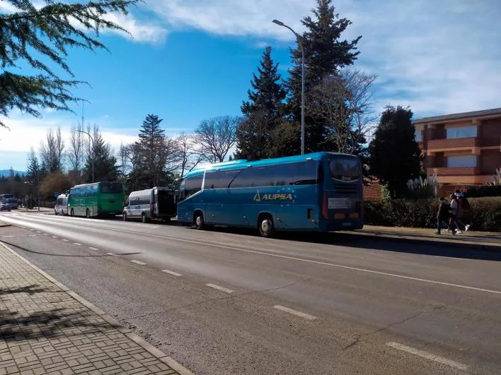 Autobuses esperando a los estudiantes del instituto de Guijuelo para llevarlos a sus pueblos.