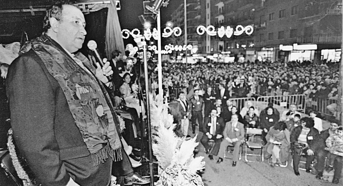 Jesús Gil y Gil, en febrero de 1995, durante su pregón en el Carnaval de Labradores ante miles de personas.