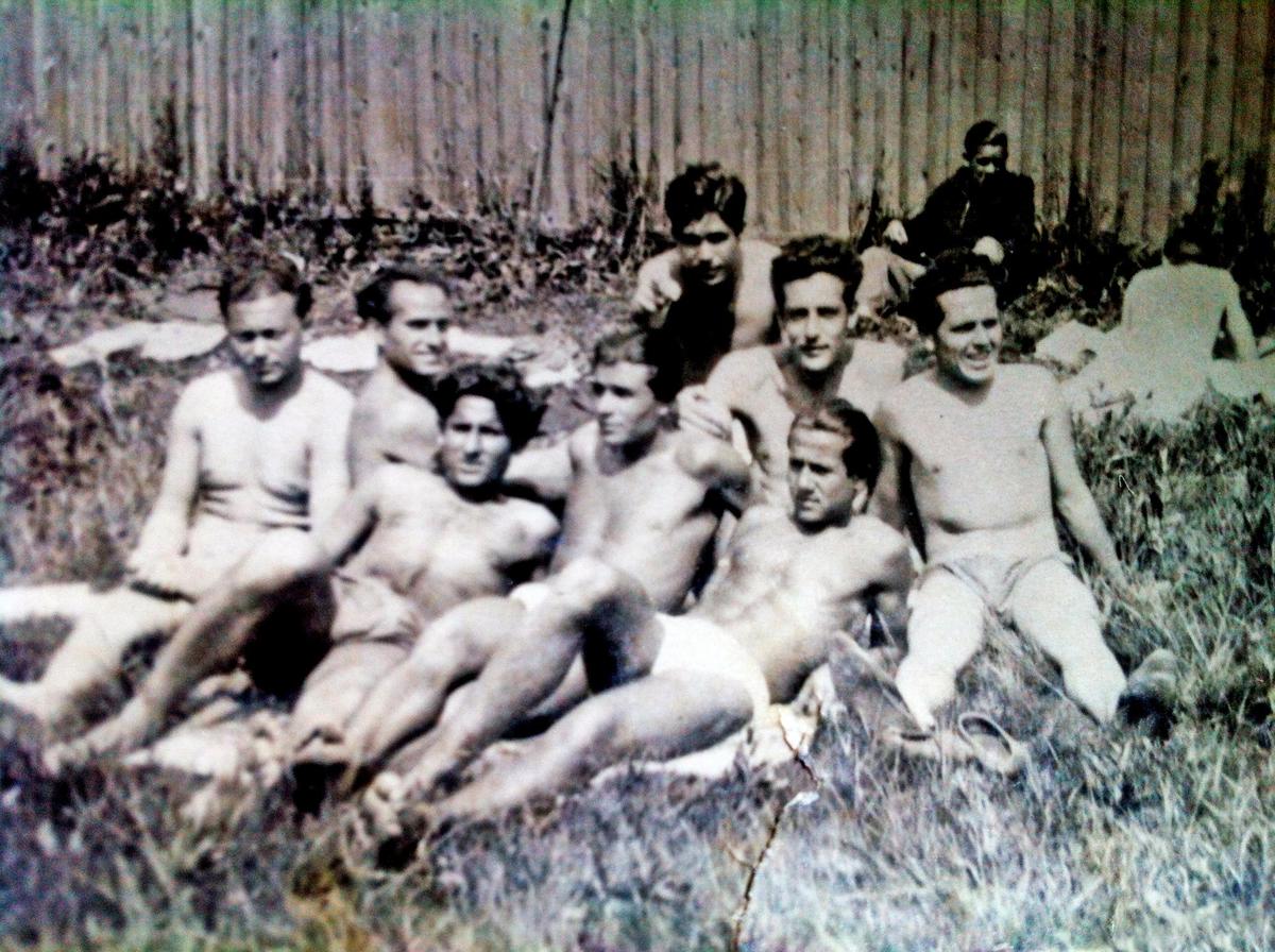 tomando el sol en Planiernaya (el primero de los tumbados desde la derecha).