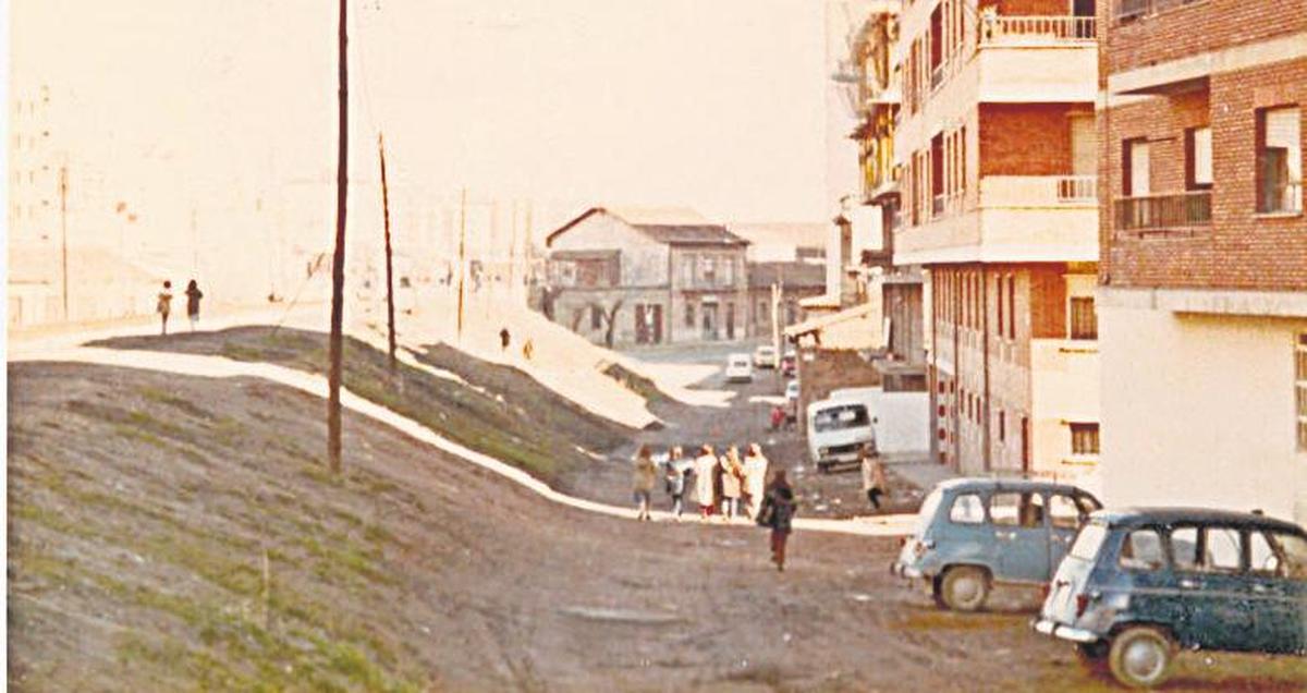 Calle Espronceda en 1980. En 1988 se construyó la pasarela de La Alamedilla.