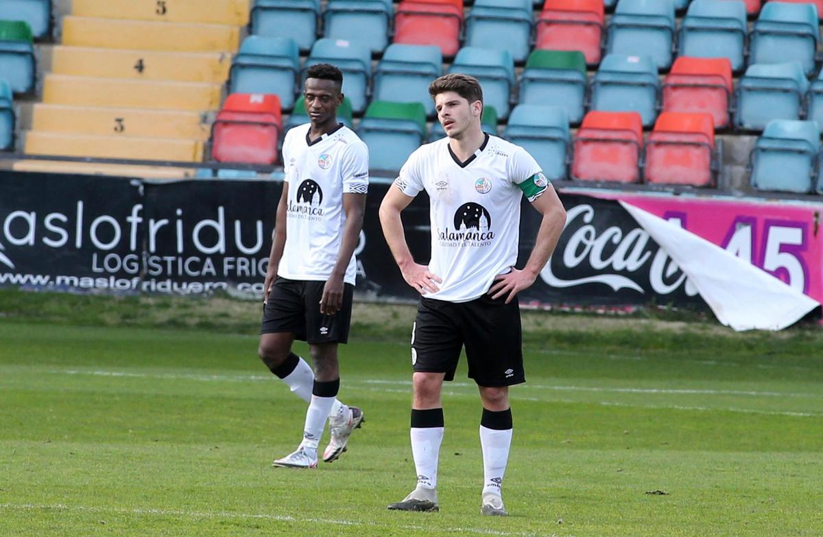 Amaro y Anderson Arroyo, desconsolados en el choque ante el Pontevedra.