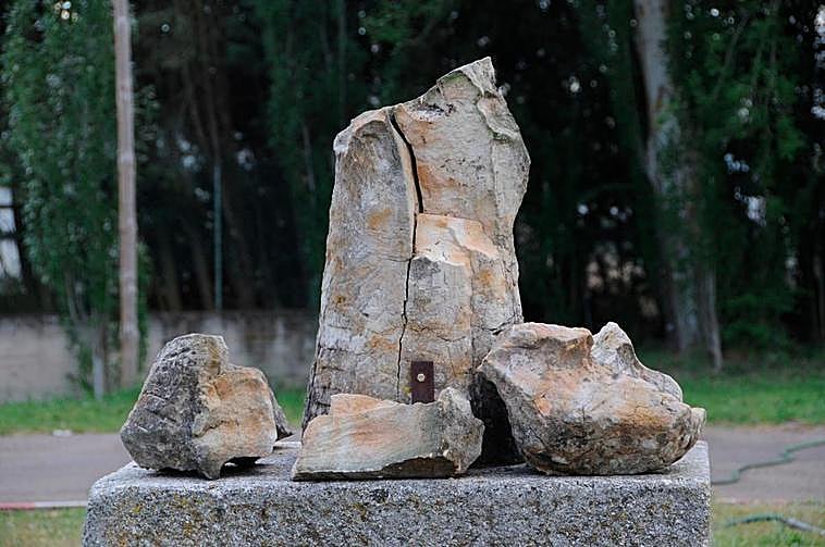 En 2013 la escultura de Venancio Blanco ya estaba rota y dividida en al menos seis trozos.