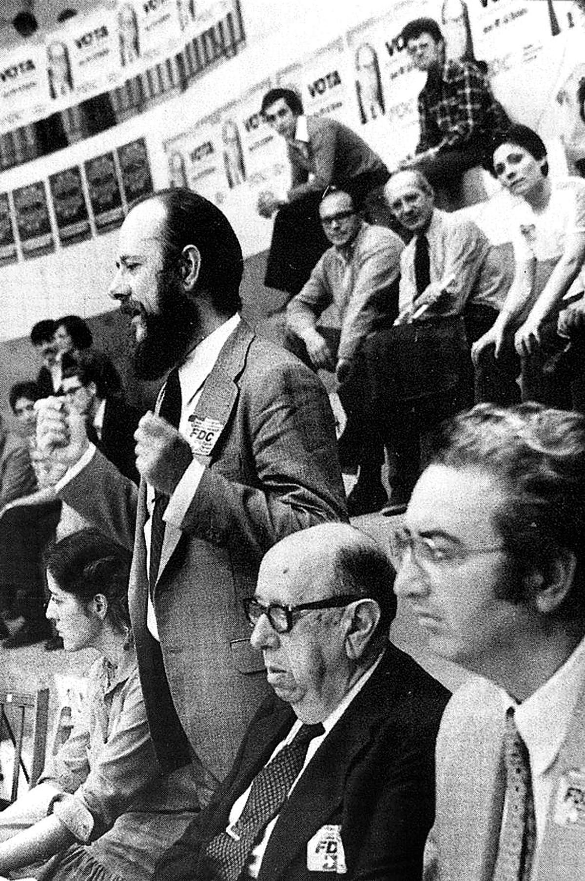 José María Gil-Robles (en el centro) en un mitin de la democracia cristiana durante la Transición