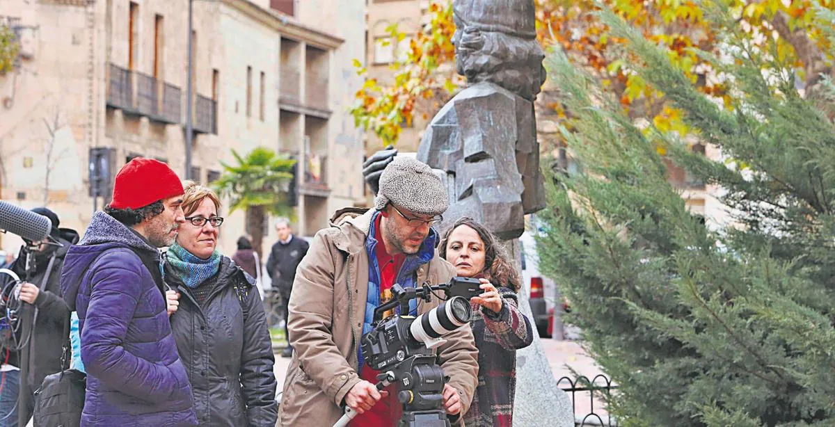Mariela Artiles, detrás del cámara, rodando en la plaza de Los Bandos en diciembre de 2019.