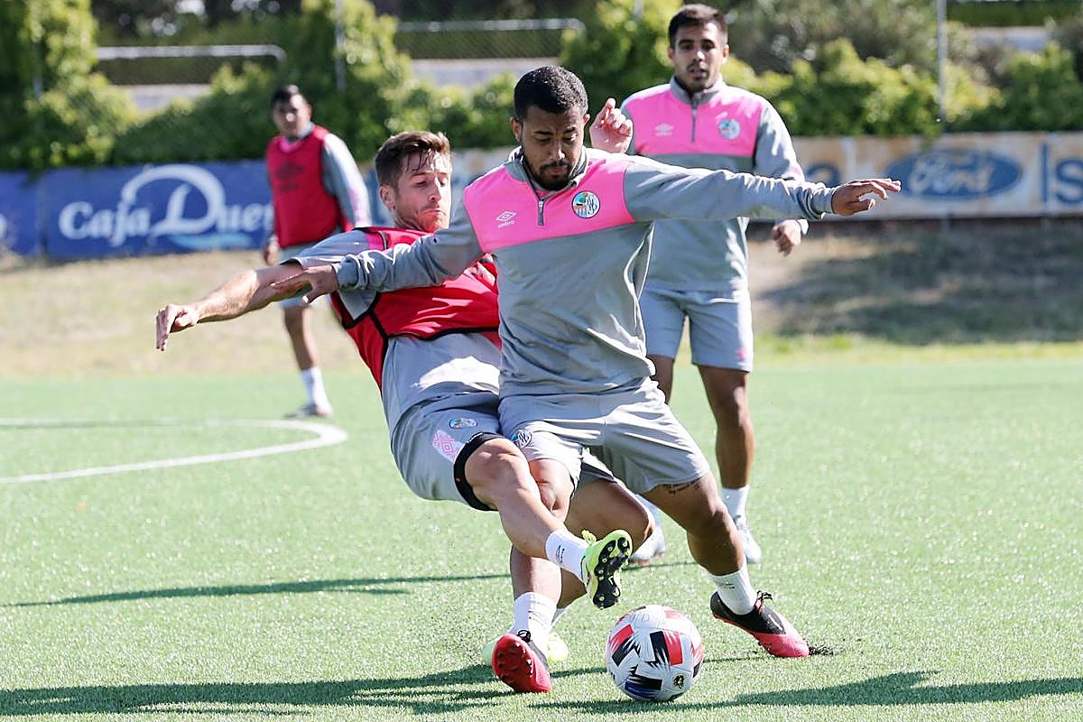 Owen Falconis presionado por Fer Llorente durante una de sus últimas sesiones con el Salamanca UDS.