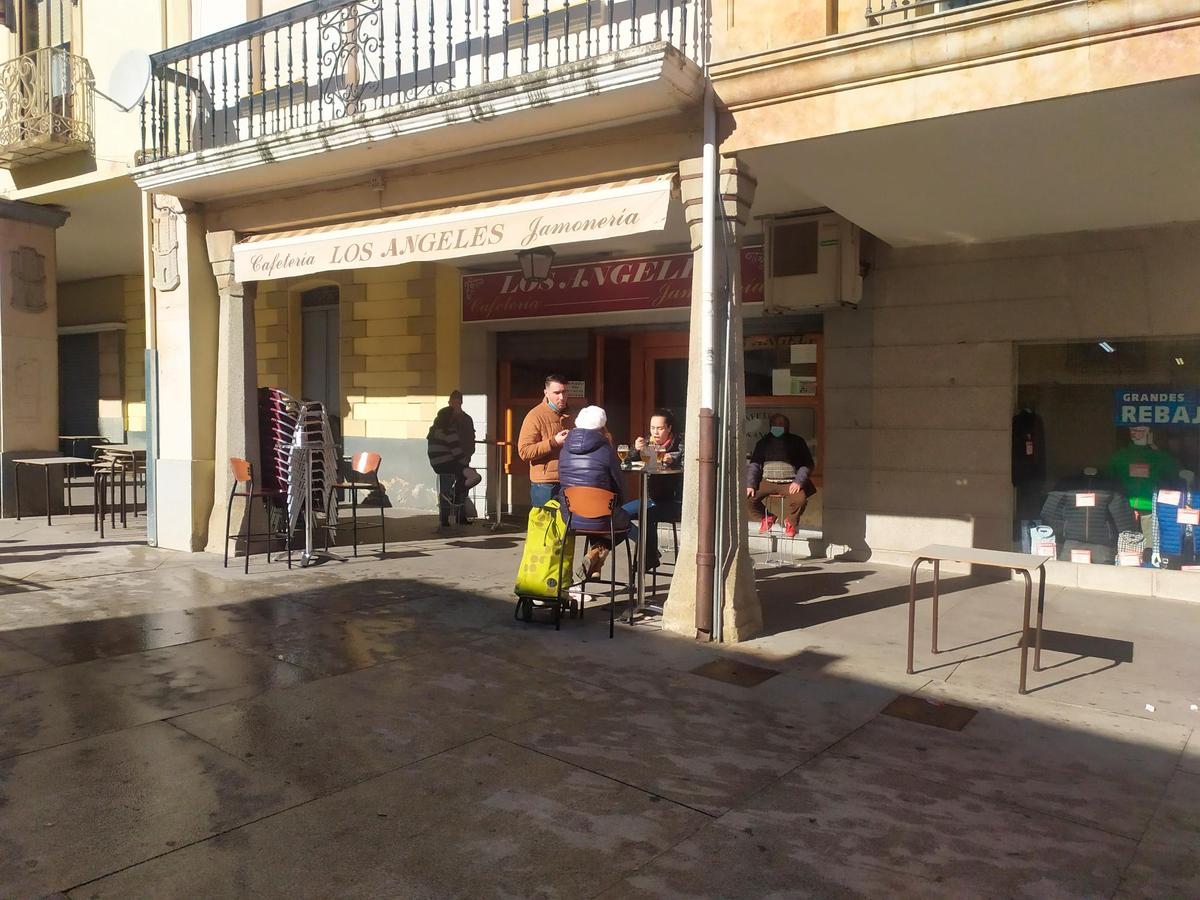 Clientes en una terraza de un bar de Guijuelo.