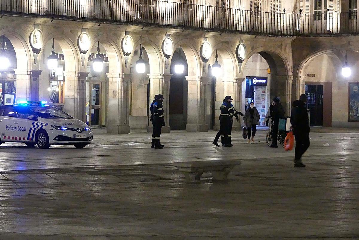 La Policía local, de patrulla por la Plaza Mayor