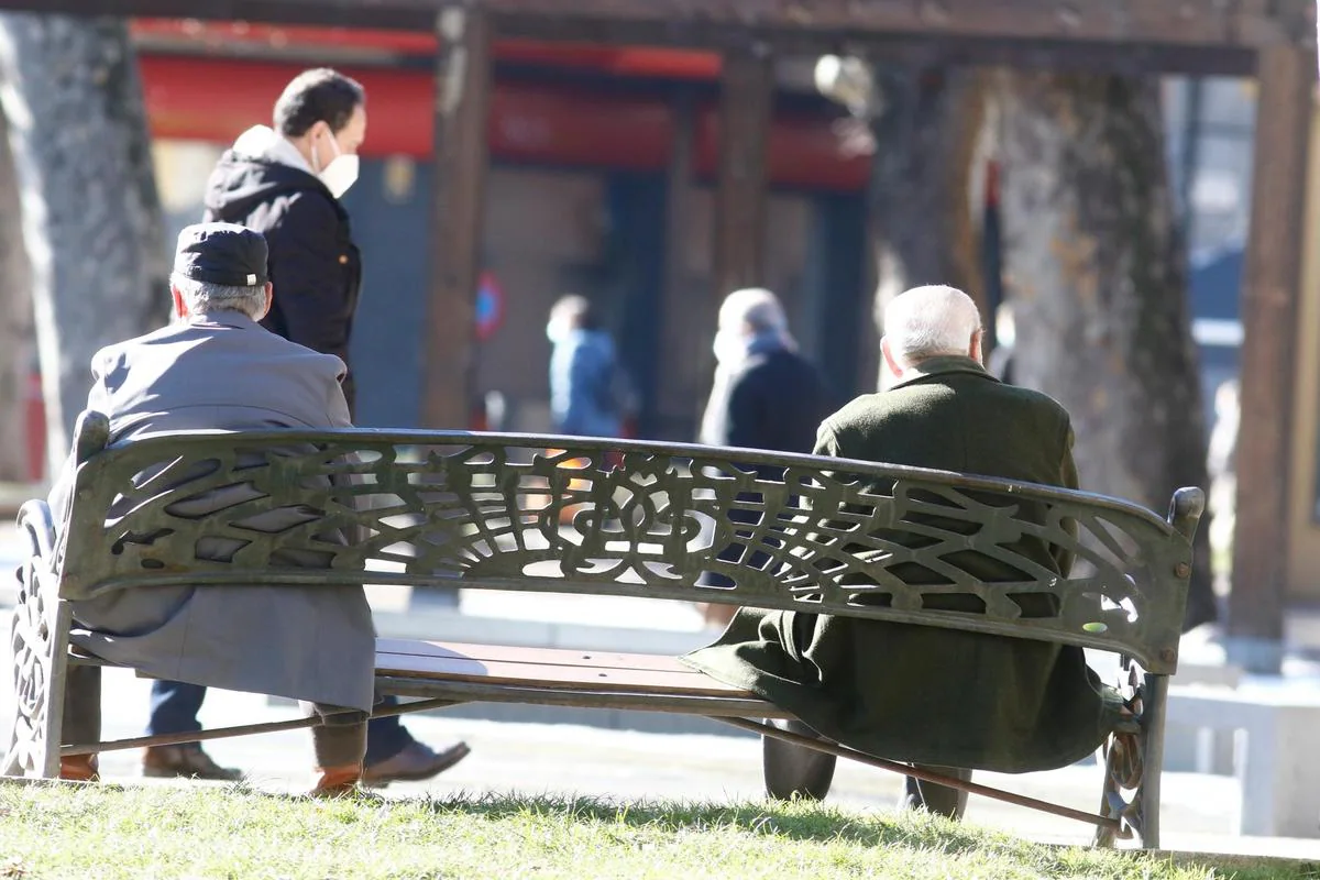Dos personas mayores sentadas en un banco durante la pandemia en Salamanca