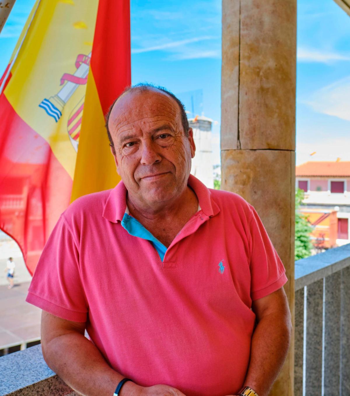 Manuel Prada en el balcón del Ayuntamiento de Valdelosa