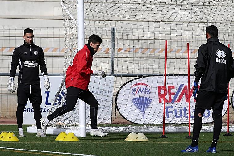Raúl Turiño, entrenador de porteros del Unionistas, explica un ejercicio a Serna durante un entrenamiento