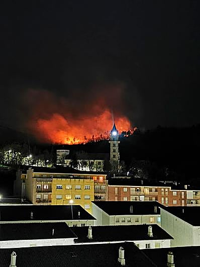 Las llamas vistas desde Béjar con la iglesia del Pilar del Monte Mario al fondo.